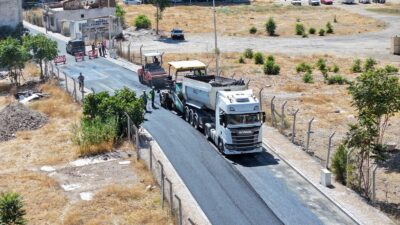 Efeler Belediyesi, Güzelhisar Mahallesi Yedi Eylül Caddesi’nde sıcak asfalt çalışmalarını