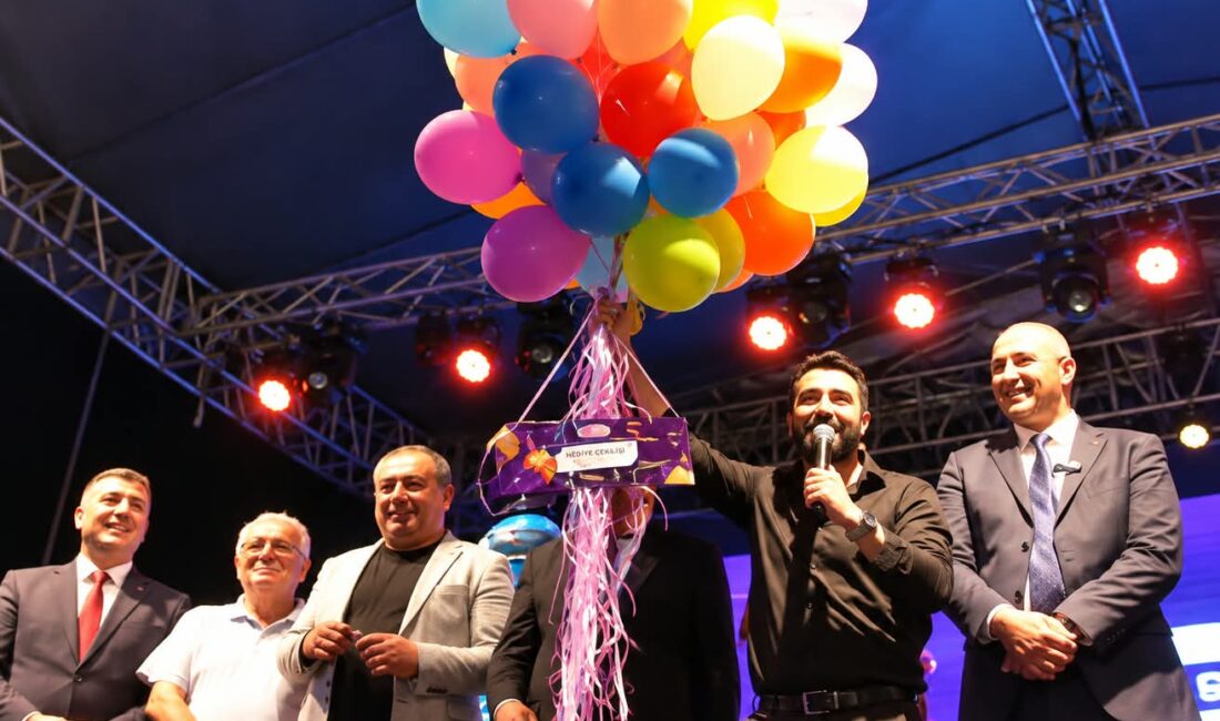 Germencik İncir Festivali’nde 15 Bin TL’lik Balon Heyecanı 22. Germencik İncir Festivali’nde düzenlenen 15 bin TL değerindeki hediye