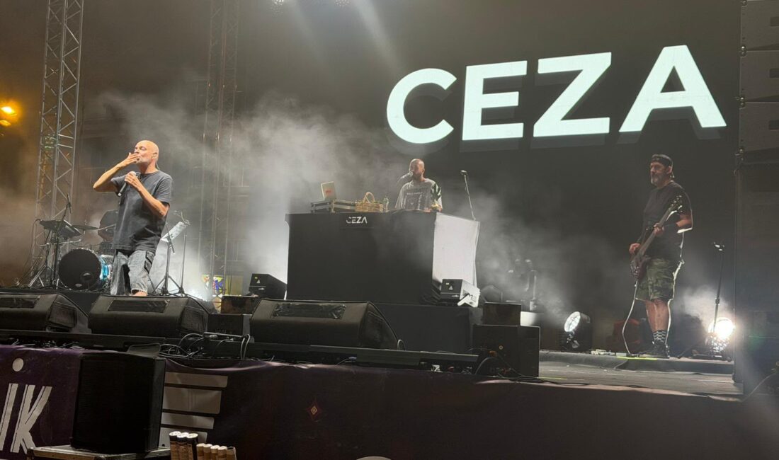22. Germencik İncir Festivali’nin 6’ncı gününde sahne alan Ceza, binlerce