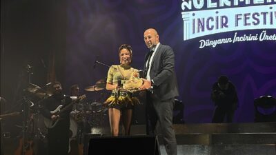 22. İncir Festivali’nin final gecesinde sahne alan Zeynep Bastık, sevilen