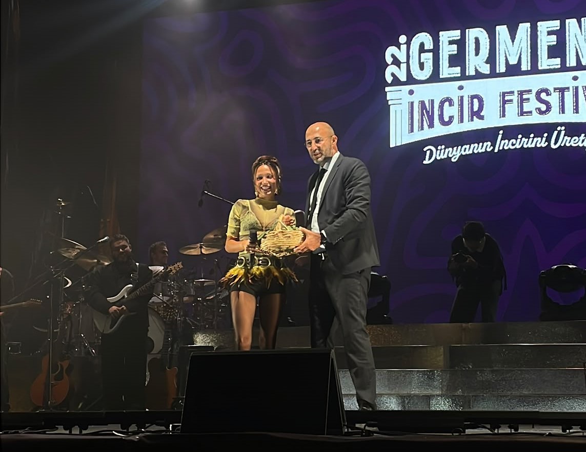 22. İncir Festivali’nin final gecesinde sahne alan Zeynep Bastık, sevilen