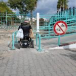 Nazilli Belediyesi, Yeşil Mahalle Çayı üzerindeki demir köprüde motosiklet geçişini kısıtlamak amacıyla bariyer düzenlemesi gerçekleştirdi.