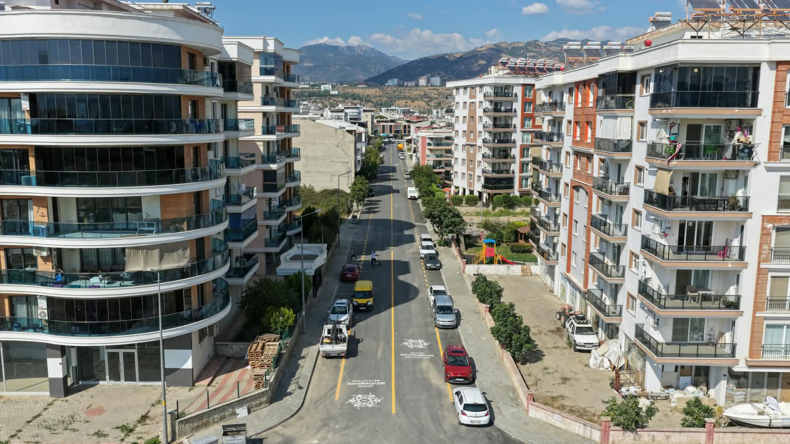 Aydın Büyükşehir Belediyesi, Efeler ilçesi Ata Mahallesi’ndeki Göksu Caddesi’nde yol