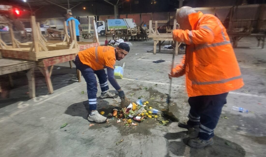 EFELER’DE SEMT PAZARLARINDA GECE TEMİZLİĞİ Efeler Belediyesi Temizlik İşleri Müdürlüğü ekipleri, semt pazarlarında tezgâhların toplanmasının