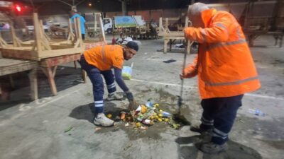 Efeler Belediyesi Temizlik İşleri Müdürlüğü ekipleri, semt pazarlarında tezgâhların toplanmasının