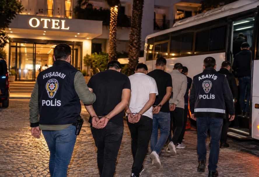 Adana’daki Cinayetin Şüphelileri Kuşadası’nda Yakalandı: 5 Kişi Tutuklandı Adana’da 4 Ekim’de meydana gelen kasten öldürme olayının faili O.A.
